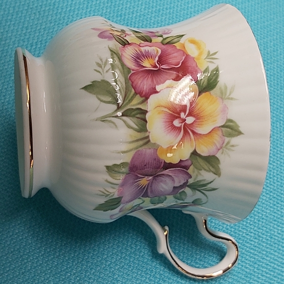 ๐ซ August Pansy Birthday Tea Cup & Saucer - Picture 7 of 11